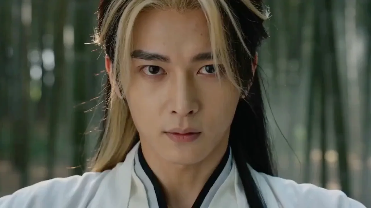 竹林の中を白衣の道士が印を結び、神龍を召喚する