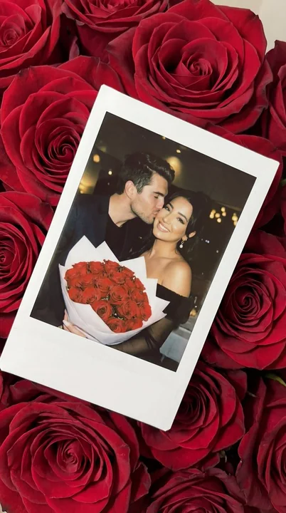 Baiser Polaroid éparpillé parmi les roses rouges