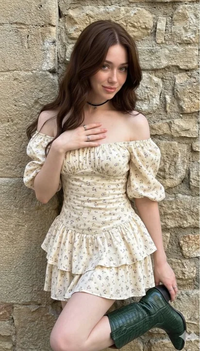 Un après-midi paresseux avec une jeune fille en robe fleurie bohème tenant des bottes vertes