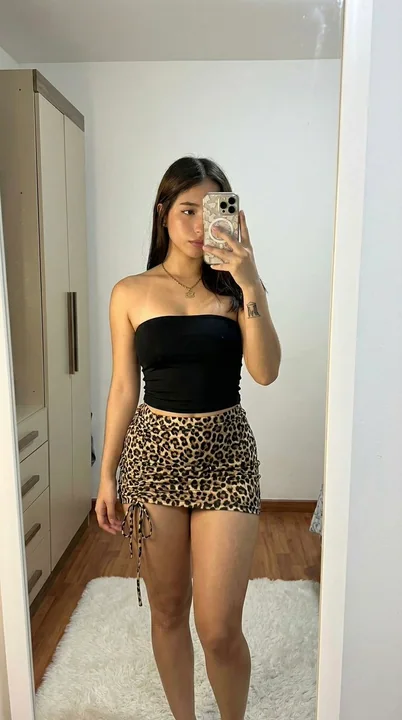Selfie ultra réaliste pris avec l’appareil photo natif, en tenue moulante à imprimé léopard