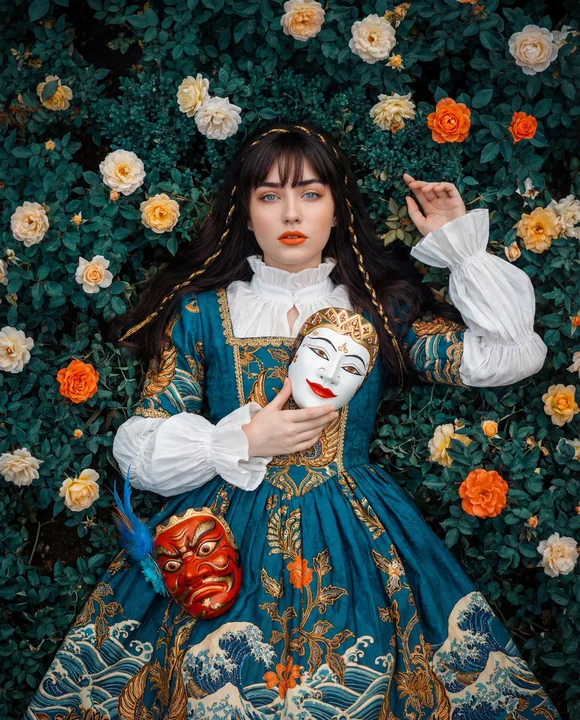 身着蜡染礼服的印尼名媛在鲜花簇拥下