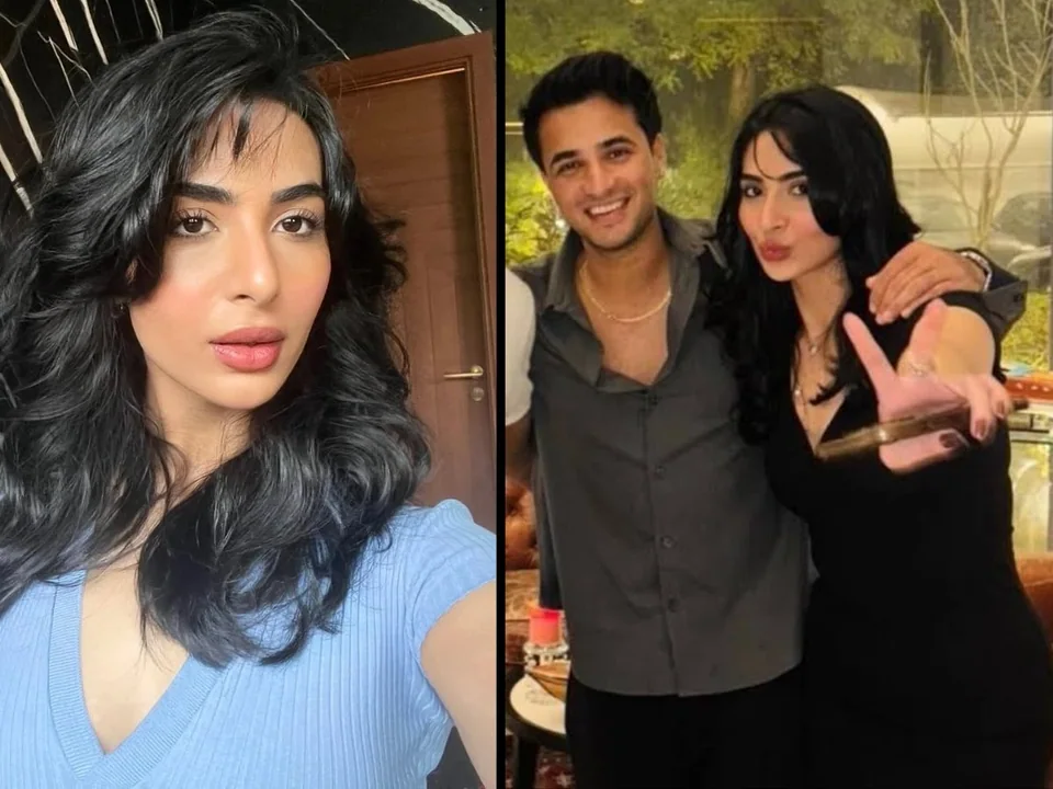 رجل أنيق وواثق يحمل تذكرة سينما بيده في بهو السينما